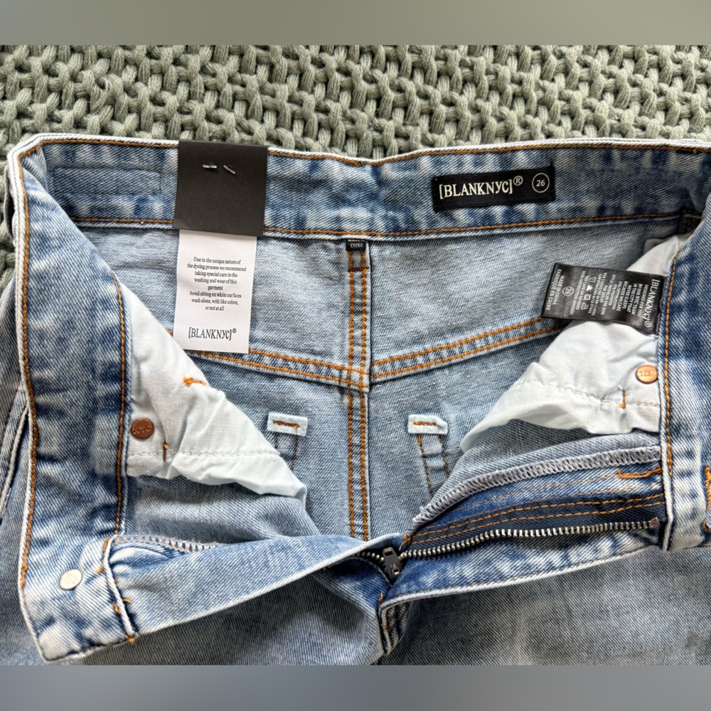 BLANKNYC Light Wash Barrel Jean - Picture 6 of 6